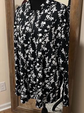 Tail White Label Women's Black & White Floral Long Sleeve 3/4 Zip-Front Tee